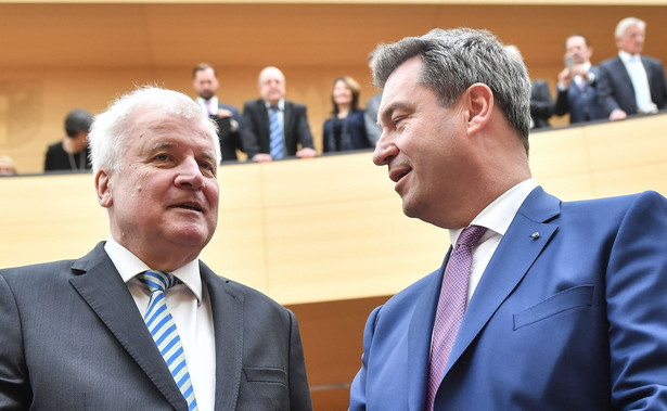 Horst Seehofer (z lewej) i premier Bawarii Markus Soeder