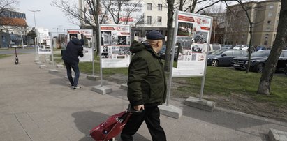 Wystawa poświęcona Janowi Pawłowi II zniszczona. Wandale zaatakowali w symbolicznym miejscu