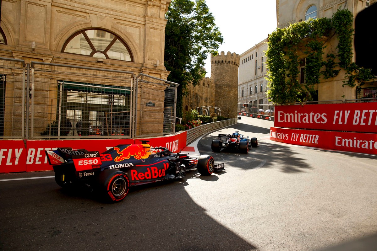 Max Verstappen podczas wyścigu o GP Azerbejdżanu w 2021 roku