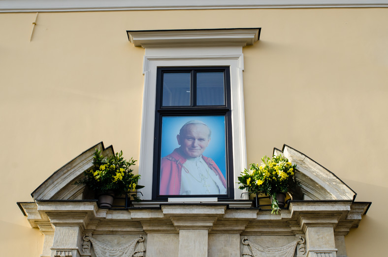 Okno papieskie przy ul. Franciszkańskiej 3 dziś jest zamurowane