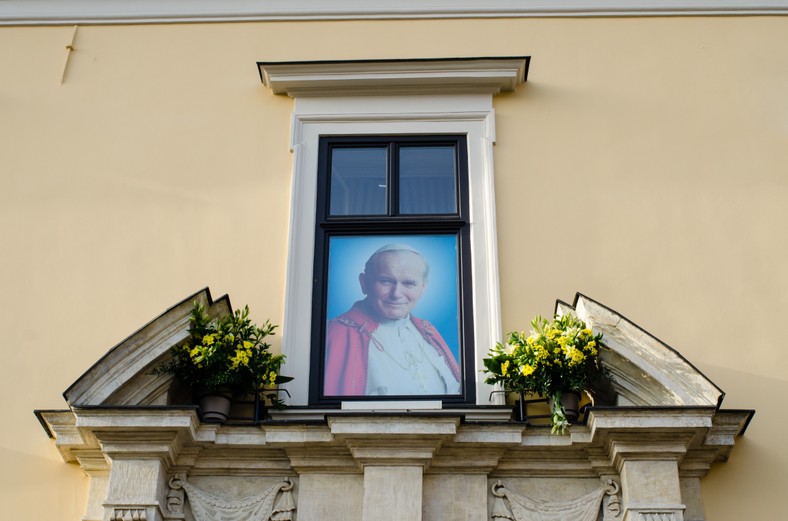 Okno papieskie przy ul. Franciszkańskiej 3 dziś jest zamurowane