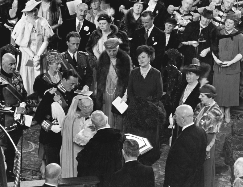 Chrzest księżniczki Beatrix w Grote Kerk w Hadze, 12 maja 1938 r. Na lewo od środka: Bernhard i Juliana z Beatrix na rękach. Pośrodku: Allene (w czarnej sukni), a na prawo od niej Wilhelmina