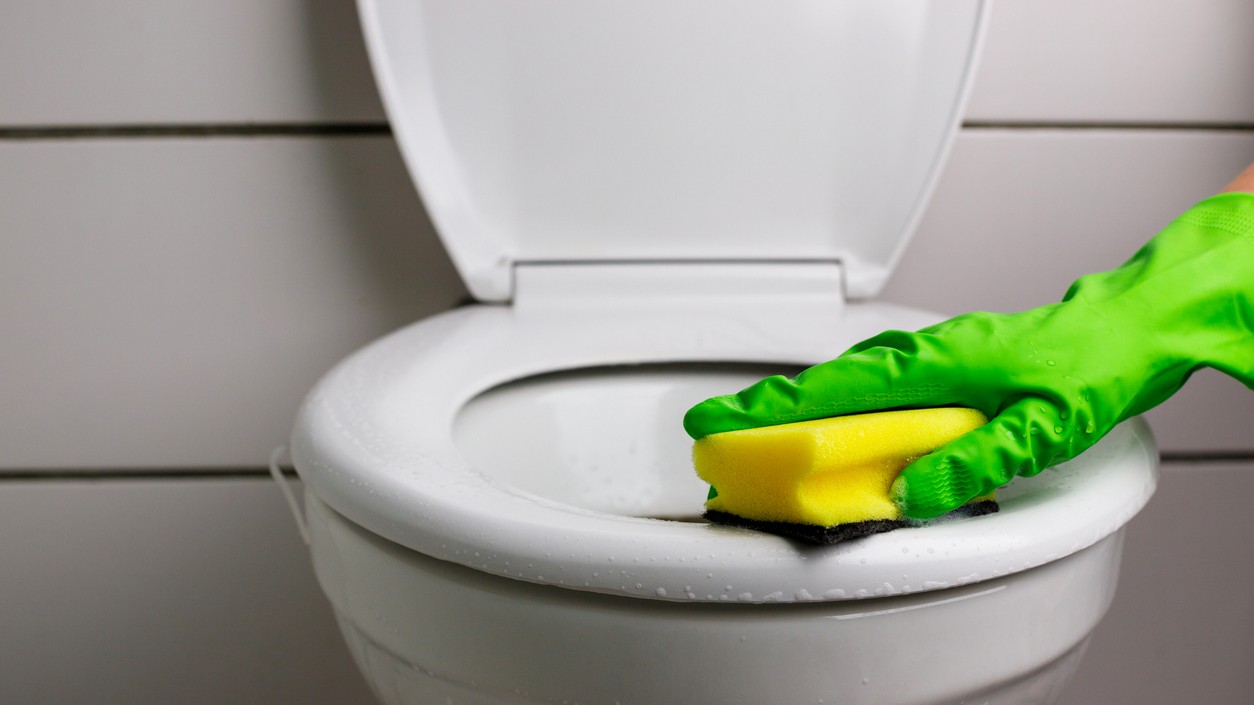 Na zažltnutú toaletnú dosku nie vždy zaberú chemikálie. Táto domáca zmes funguje okamžite.