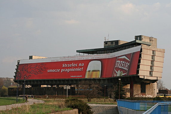 Hotel jako wieszak na billboardy. Fot. Radoslaw Ziomber, CC BY-SA 4.0, via Wikimedia Commons