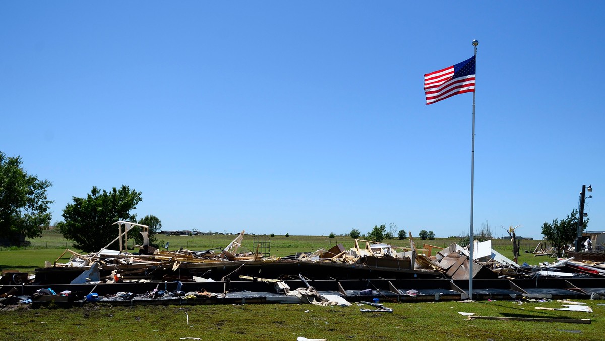 Jeden z najbardziej znanych "łowców burz" Tim Samaras i jego 24-letni syn Paul zginęli podczas tornada, jakie przeszło w okolicach El Reno w amerykańskim stanie Oklahoma - informuje serwis examiner.com. Trzecią ofiarą był współpracownik Samarasa Carl Young.