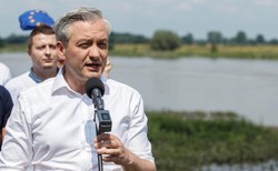 Biedroń: Ludzie jeszcze nie poszli głosować, a oni już dzielą skórę na niedźwiedziu. To drażni