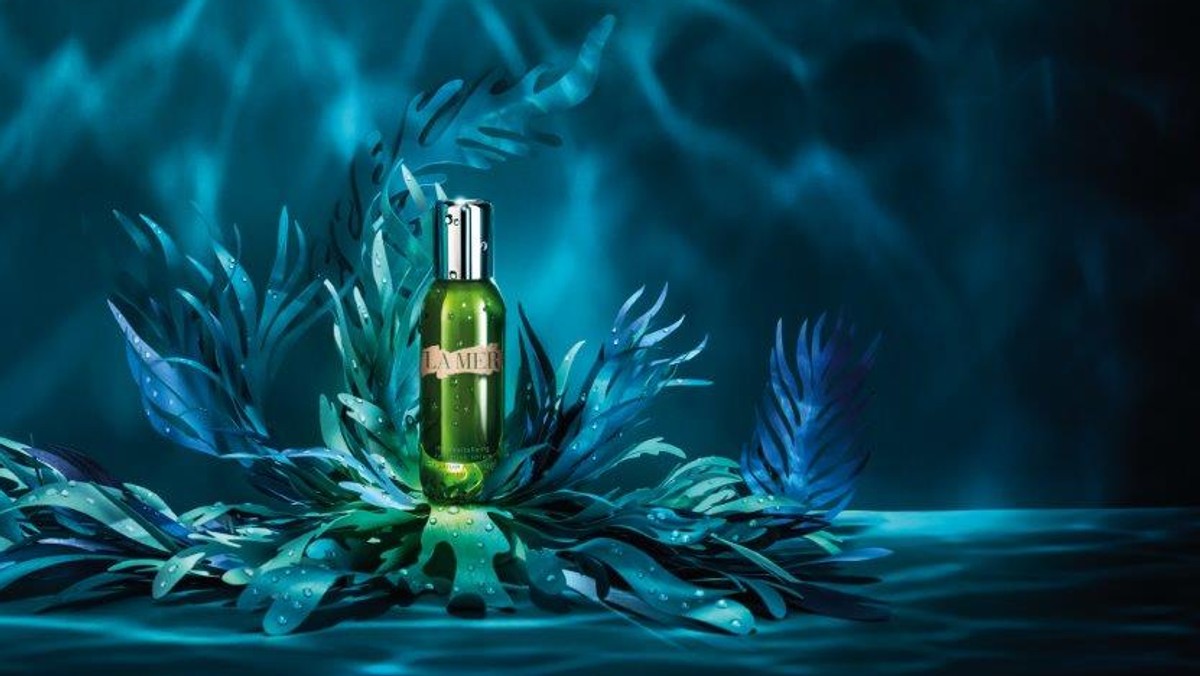 La Mer prezentuje nowość w pielęgnacji cery - The Revitalizing Hydrating Serum, inspirowane procesami wody w naturze. Serum na bazie opracowanej przez ekspertów La Mer receptury Deconstructed Waters™ dodaje skórze energii i zapewnia jej właściwe nawilżenie. Co więcej odżywia skórę i odnawia jej naturalne właściwości samonaprawcze. Cera zyskuje miękkość i witalność.