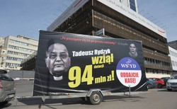 "Tadeusz Rydzyk wziął dotacji 94 mln zł". Prokuratura: Nie będzie dochodzenia ws. billboardów PO