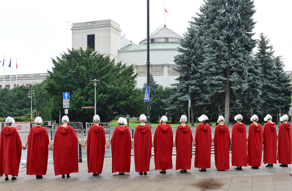 "Opowieść podręcznej": podręczne w Warszawie