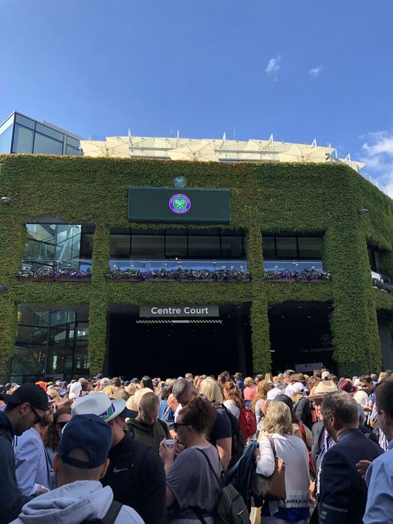 Tłumy przed wejściem na kort centralny Wimbledonu (2019)