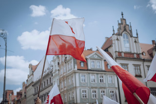 'Kto ma biało-czerwone serce, ten białej flagi nigdy nie wywiesi'. Polscy politycy przemówili w Dniu Flagi