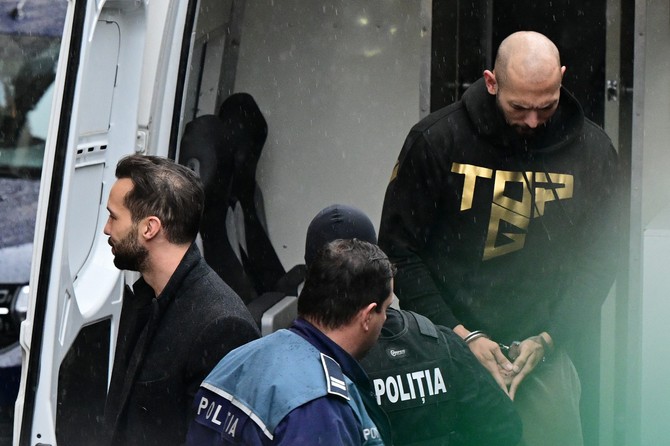 Ozloglašenoj braći Tejt sudiće se za silovanje i trgovinu ljudima
