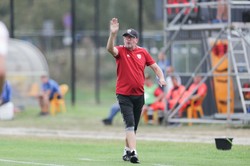 Trener wywalczył awans i tuż po historycznym sukcesie został zwolniony dyscyplinarnie