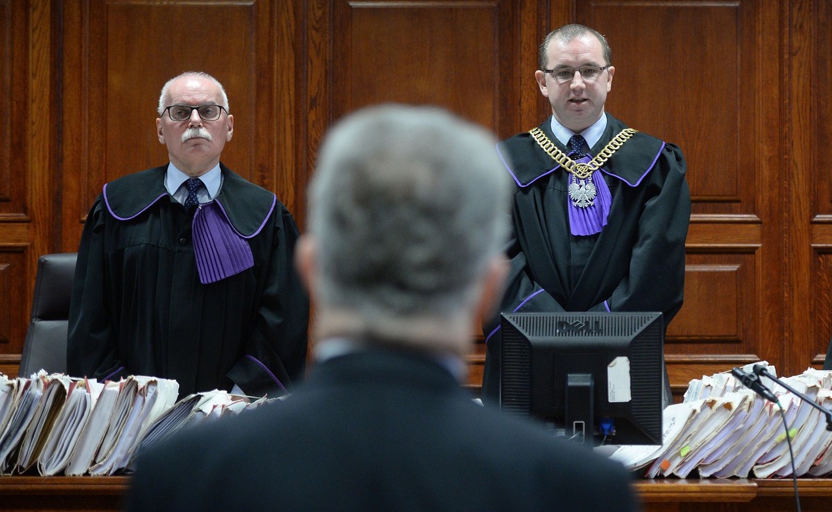 Sędziowie Wojciech Małek (L) i Hubert Gąsior (P) oraz świadek, były pracownik ambasady RP w Moskwie Tomasz T. (tyłem)