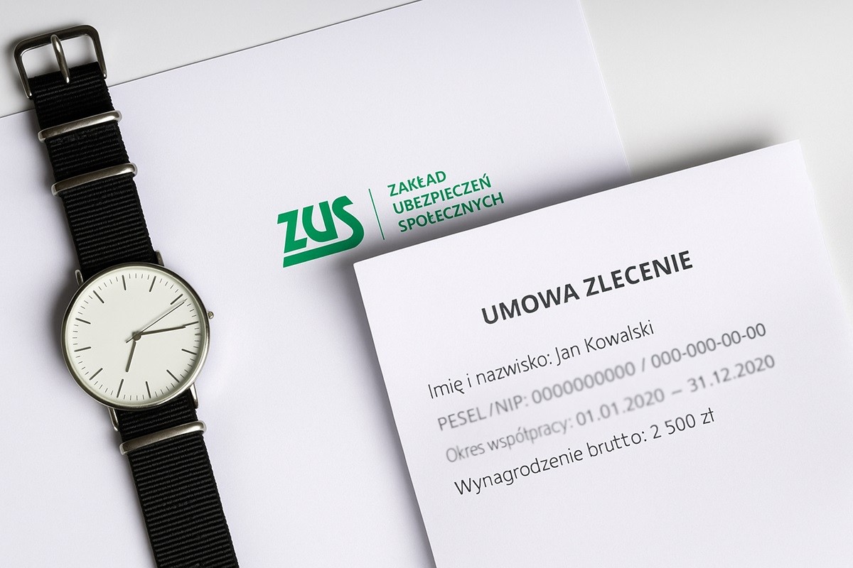 Dokument z logo ZUS, zegarek i formularz – symbolizujące upływający czas na złożenie wniosku o potwierdzenie stażu pracy od 2026 roku