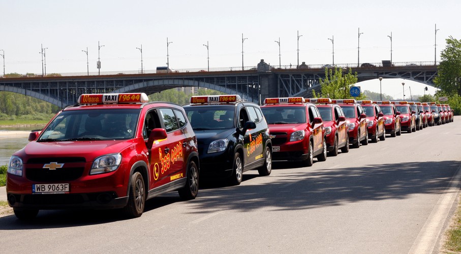 Z 'kogutem' TAXI krąży już po Warszawie kilkadziesiąt chevroletów orlando