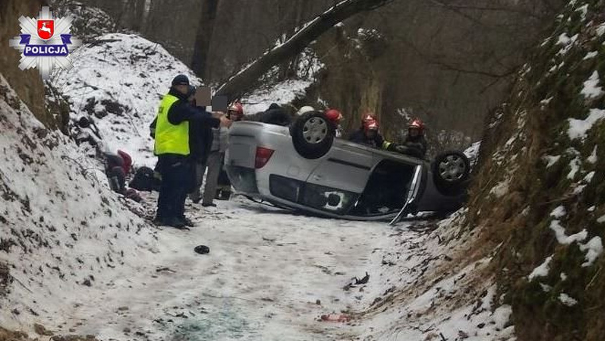 Nie zawsze opłaca się skracanie sobie drogi, jeżeli dobrze nie zna się okolicznych dróg. Przekonał się o tym 38-letni mieszkaniec Warszawy, który zaufał nawigacji i zamiast podróżować normalną trasą, wjechał do wąwozu. Tam jego auto dachowało.