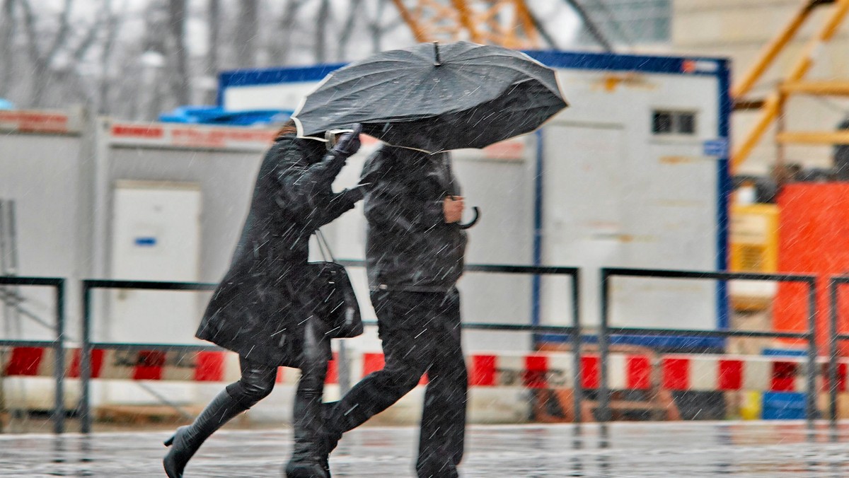 IMGW ostrzega przed sztormowym wiatrem w całej Polsce. Prędkość wiatru może przekraczać nawet 100 km/h 