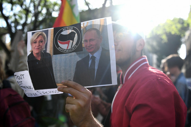 Protestujący trzymający transparent z kandydatką na prezydenta Francji Marine Le Pen i prezydentem Rosji Władimirem Putinem, 14 kwietnia 2022 r.