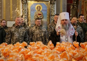 Ukrajinski mitropolit Epifanija prska svetom vodicom uskršnje kolače, koji će biti odneti ukrajinskim vojnicima na borbenim linijama tokom liturgije za Uskrs 9. aprila 2026. | Foto: Reuters
