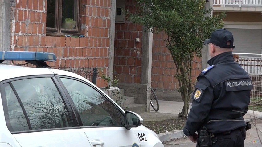 Policajac ispred kuće strave