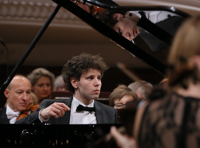 <strong>Wyróżnienie - Aljosa Jurinić</strong>
<br></br>
Poza sześcioma nagrodami głównymi i trzema nagrodami specjalnymi za najlepsze wykonania przyznano także wyróżnienia o wartości 4 tys. euro każde ufundowane przez prezydenta Miasta Stołecznego Warszawy. Wyróżnienie otrzymało czterech wykonawców, a wśród nich - Chorwat Aljosa Jurinić.
<br></br>