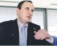 Mariusz Kurzac, pracował m.in. w BRE
    Banku, gdzie odpowiadał za bankowość korporacyjną. Od lutego
    2006 r. jest członkiem zarządu oraz dyrektorem marketingu i
    sprzedaży ING Lease Polska