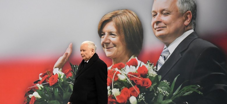 "Stan po Burzy". Kaczyński chce wsadzić Tuska do więzienia. Macierewicz bezcześci ofiary Smoleńska. Glapiński może stracić luksusowe życie na nasz koszt [PODCAST]