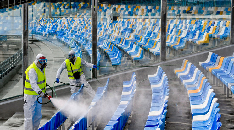 A képen: A nápolyi San Paolo Stadiont fertőtlenítik a koronavírus-fertőzés terjedésének megelőzése érdekében / Fotó: MTI/EPA-ANSA/Ciro Fusco