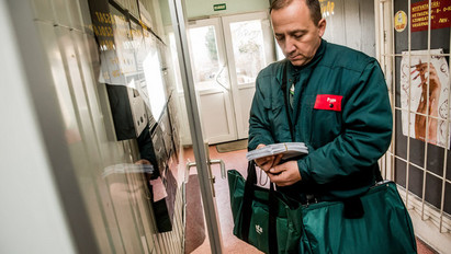 Kész a megállapodás: ennyivel emelkedik átlagosan a dolgozók bére a Magyar Postánál