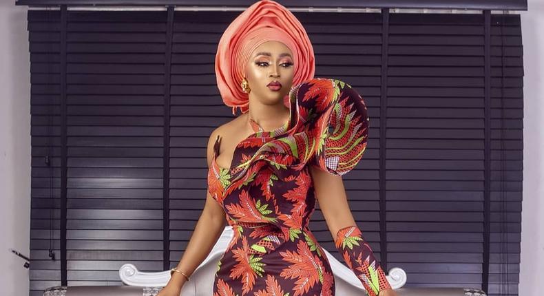 Aso-ebi styles with dramatic sleeves