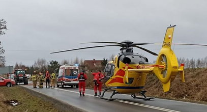 Kierowca skutera uderzył w naczepę ciągnika. Lądował śmigłowiec LPR