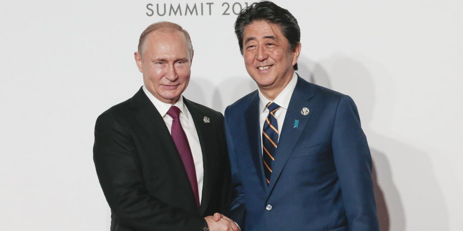 Prezydent Rosji Władimir Putin i ówczesny premier Japonii Shinzo Abe podczas szczytu G20 w Osace w czerwcu 2019 r.