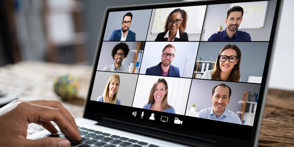 Webex może być częścią systemu komunikacyjnego w przedsiębiorstwie. Działa na dowolnym urządzeniu: na telefonie z systemem android jak i tym od Apple czy na dowolnym komputerze. 