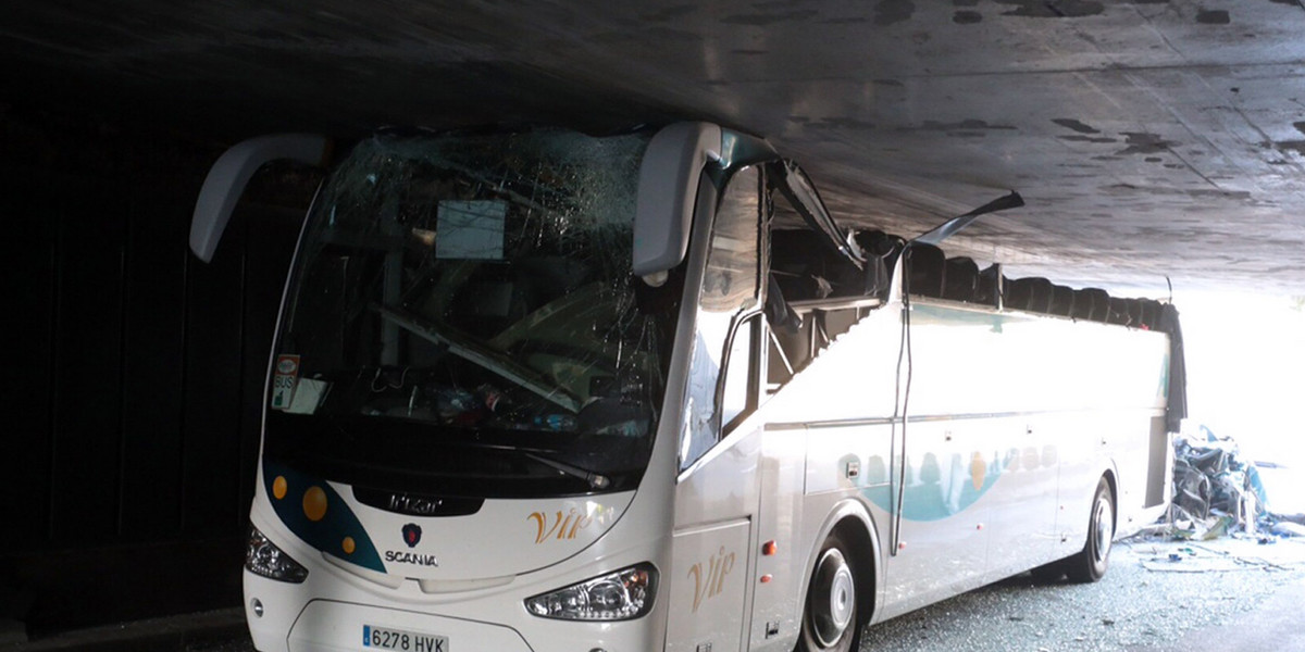 Szkolny autobus nie zmieścił się w tunelu