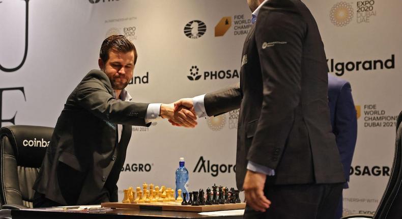 Magnus Carlsen (L) and Ian Nepomniachtchi (R) on December 8, 2021, in Dubai.