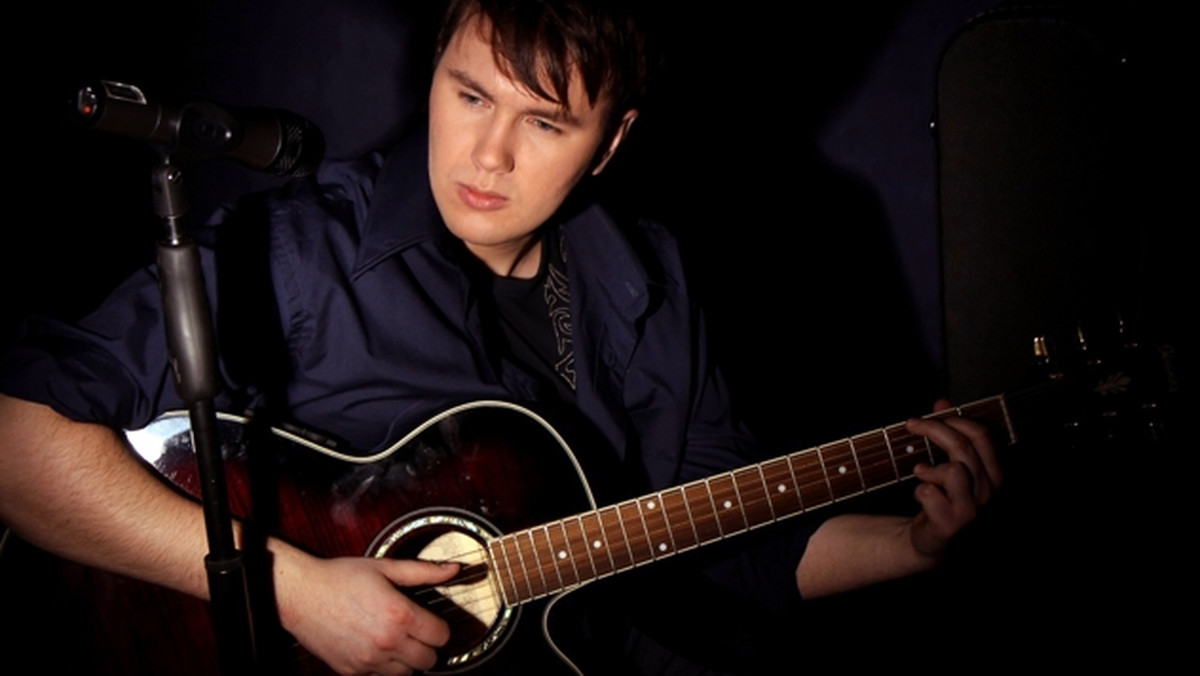 Mariusz Urbaniak uczestniczył w drugiej edycji "Bitwy na głosy", gdzie śpiewał w drużynie prowadzonej przez rapera Mezo. Najwyraźniej jego twórczość spodobała się twórcom serialu "Barwy szczęścia", bo utwór Mariusza "Dzwonię do ciebie" został wykorzystany na potrzeby produkcji.