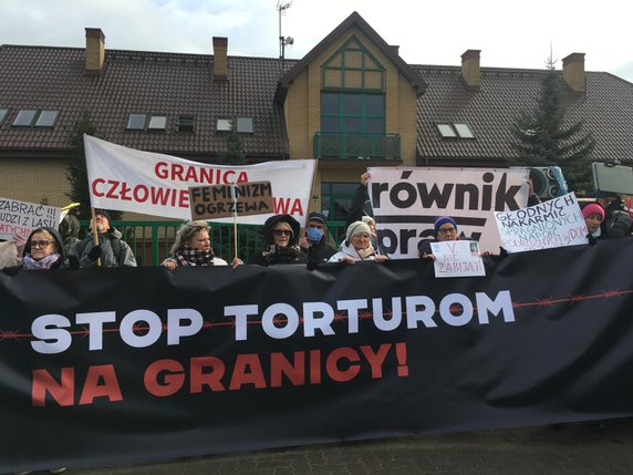 "Matki na granicę". Protest przed siedzibą Straży Granicznej