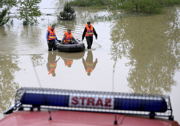 Służby przyglądają się środkowej Wiśle. "Są nieustabilizowane wały"