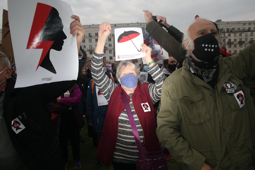 Emocje sięgają zenitu. Masowe protesty po wyroku ws. aborcji kontra apel premiera