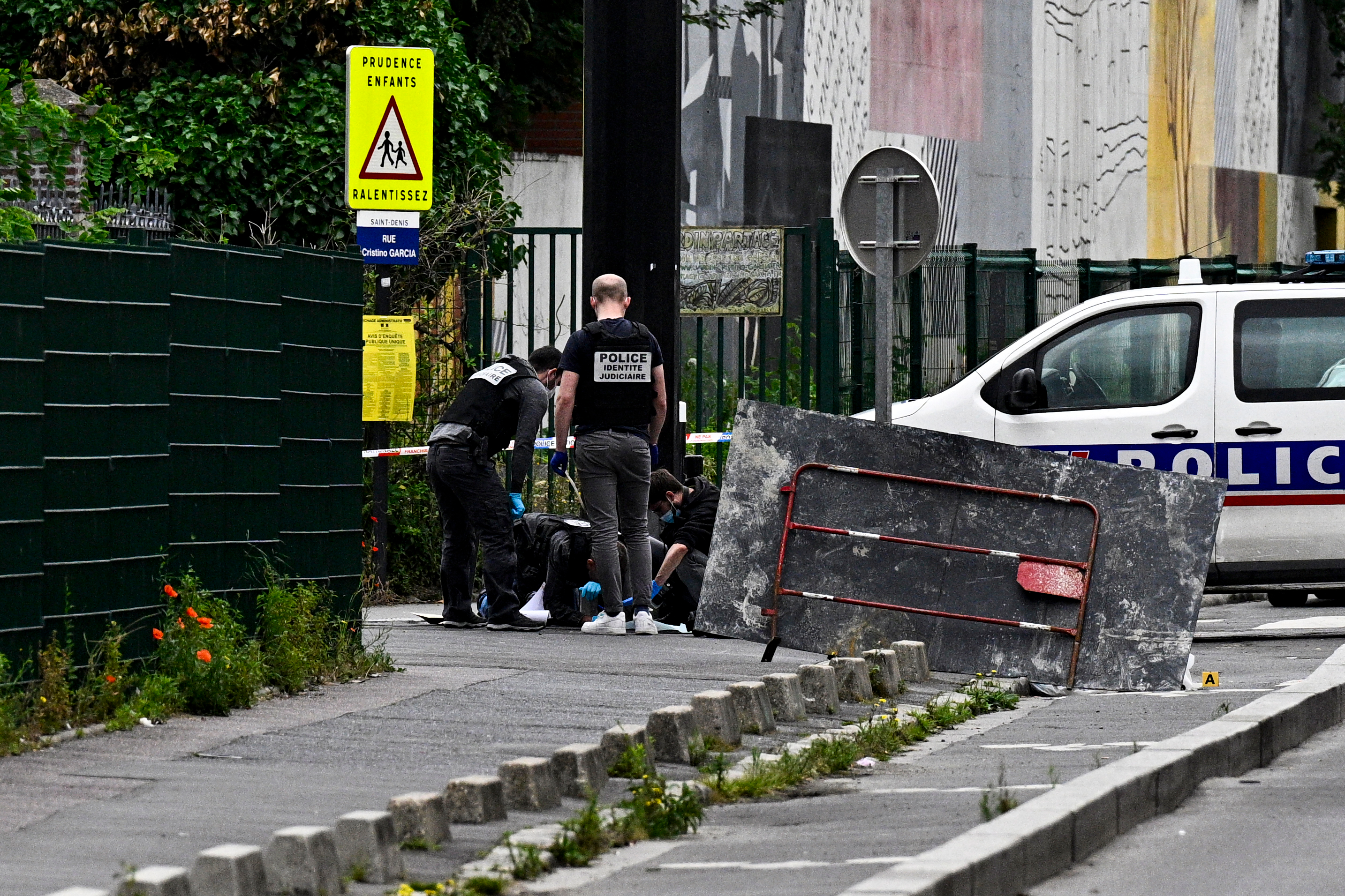 Uomo ucciso con 20 coltellate a casa, poi l’abitazione data alle fiamme: è giallo
