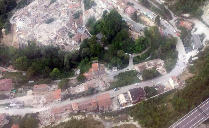 Zniszczone w trzęsieniu ziemi miasto Amatrice widziane z lotu ptaka