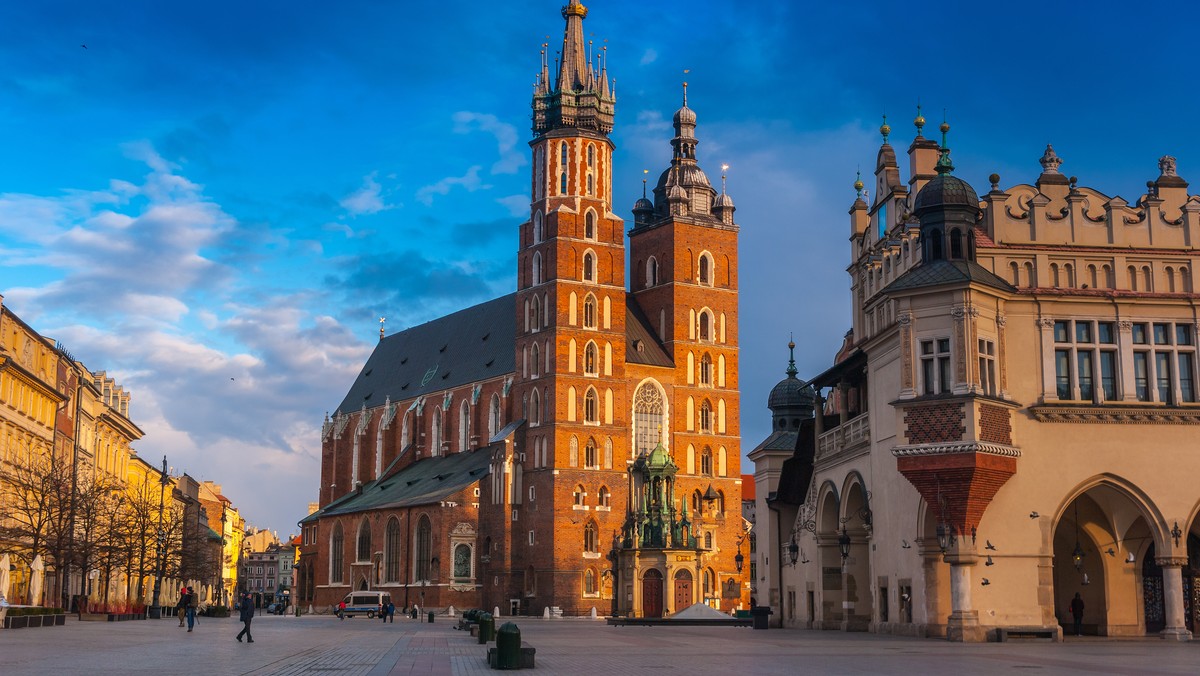 Województwo małopolskie leży w południowej Polsce i jest jednym z najmniejszych w kraju. Najbardziej znane w Małopolsce są Kraków i Tatry. Jednak jest tam dużo więcej ciekawych miejsc i atrakcji. Wystarczy wymienić piękne wsie Zalipie i Lanckorona, szlaki górskie w Pieninach, Gorcach i Beskidach. Bardzo ciekawe kopalnie soli w Wieliczce i Bochni. Przez województwo małopolskie wiedzie Wiślana Trasa Rowerowa czy Velo Dunajec. 