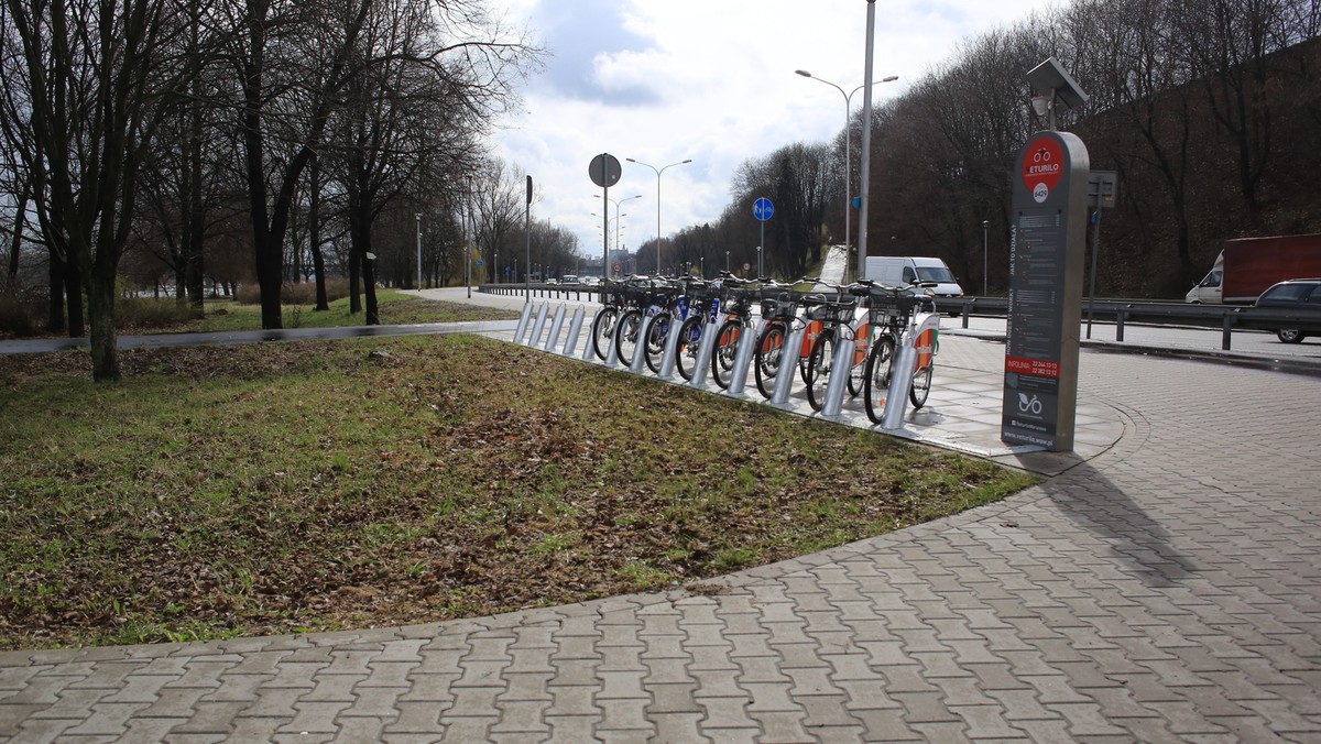 Już ponad sześć milionów wypożyczeń rowerów odnotowano w warszawskiej sieci Veturilo od początku jej istnienia. W tym roku w systemie zarejestrowało się ponad 80 tysięcy nowych użytkowników. Poza tym właśnie powstała kolejna stacja – przy ul. Domaniewskiej, dzięki czemu liczba dostępnych rowerów miejskich przekroczyła trzy tysiące.