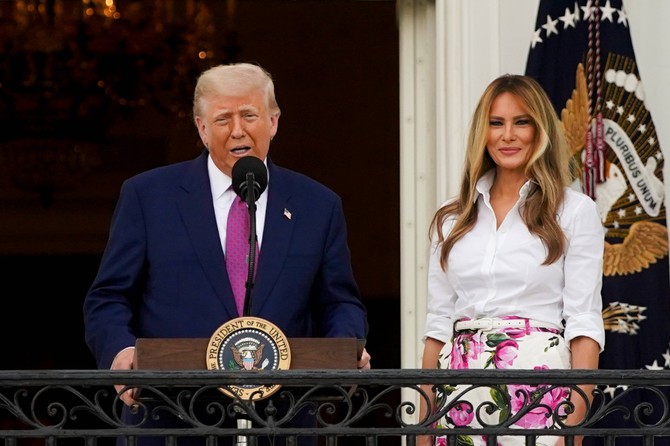 U beloj košulji, cvetnim pantalonama i pink salonkama Melanija je dokazala da je ikona stila