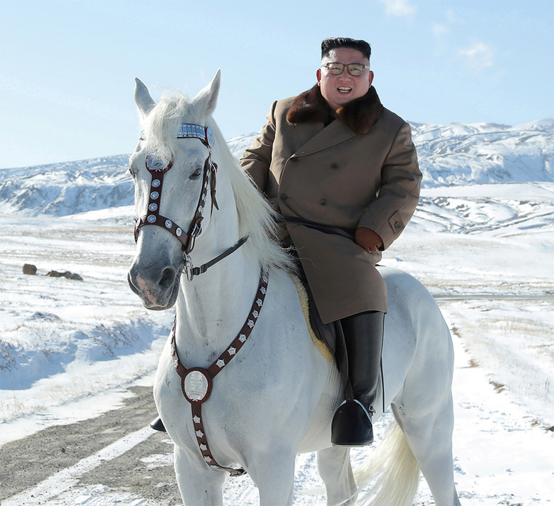 Z niektórych zabaw dyktatorzy nigdy nie wyrastają? Kim Dzong Un na swoim białym koniku. Oficjalna fotografia propagandowa