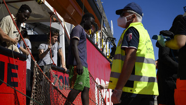 Zatonęła łódź migrantów. 45 osób uratowanych koło Lampedusy
