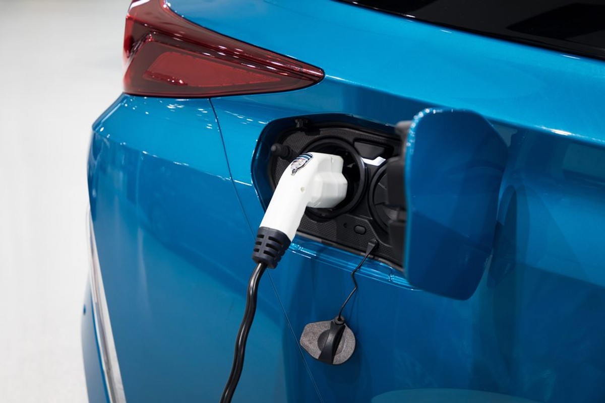 Zdaniem naszych rozmówców, o ile główne trasy przy odrobinie wysiłku pozwalają już poruszać się samochodem elektrycznym, o tyle wyzwaniem pozostaje rozbudowa sieci ładowarek w mniejszych miastach. Obszarami o słabo rozbudowanej infrastrukturze pozostają m.in. ważne pod względem turystycznym Pomorze i Mazury.