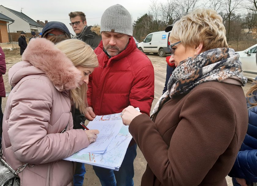 Protest mieszkańców Złotna w Łodzi przeciwko trasie Kolei Dużych Prędkości