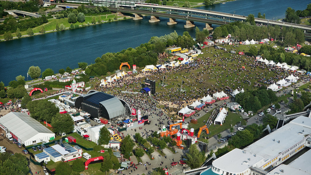 Na wiedeńskiej wyspie na Dunaju organizowany jest największy na świecie festiwal na wolnym powietrzu – Donauinselfest. Trzy dni mocno napiętego programu, ponad 2000 występów, 11 scen i 19 przestrzeni tematycznych – muzyka, kabarety, wyborna gastronomia i zróżnicowane warsztaty artystyczne. A to wszystko bez biletów!